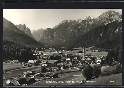 AK Dobbiaco /Valle d`Ampezzo, Ortsansicht mit Panorama des Ampezzo Tales