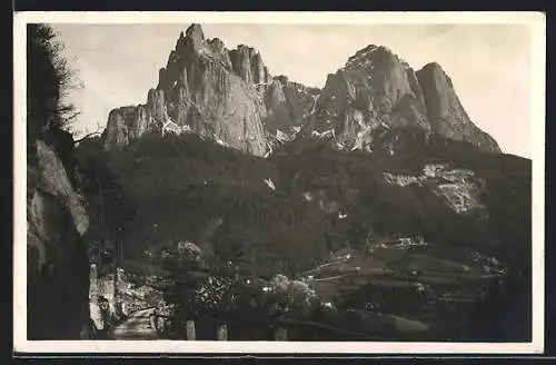 AK Seis am Schlern, Ortsansicht mit Dolomiten und Landstrasse