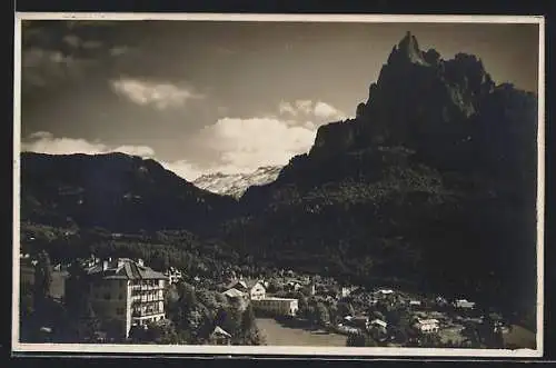AK Siusi /Bolzano, Ortsansicht mit Bergspitzen aus der Vogelschau