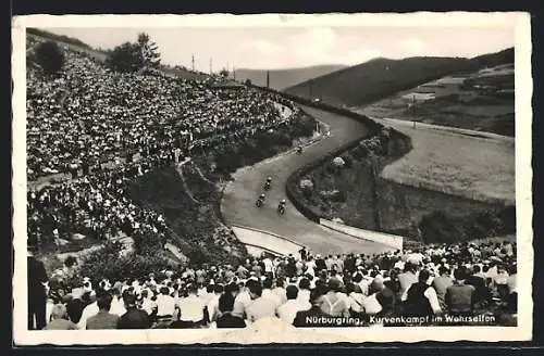 AK Nürburg, Vollbesetzte Tribünen am Nürburgring, Kurvenkampf im Wehrseifen