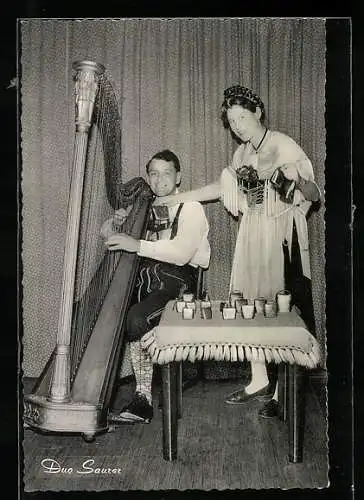 AK Duo Saurer in Trachten mit Harfe und Glocken