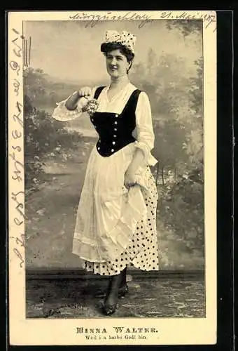 AK Sängering Minna Walter in Tracht mit Schleife im Haar vor einer Studiokulisse