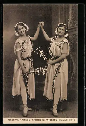 AK Geschw. Annita u. Franziska in Blumengeschmückten Kleidern, Variete