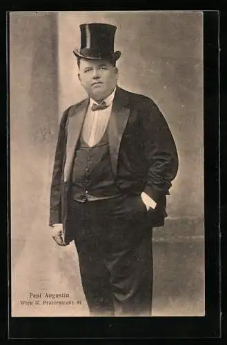 AK Pepi Augustin im schwarzen Anzug mit Zylinder, Variete