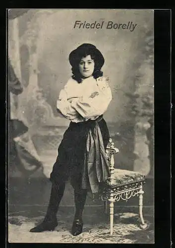 AK Artistin Friedel Borelly in weisser Bluse vor einer Studiokulisse, Variete