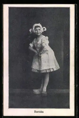 AK Liliputanerin Boriska in einem weissen Kleid
