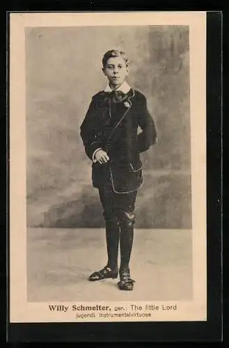 AK Musiker Willy Schmelter im Anzug mit Fliege, The little Lord