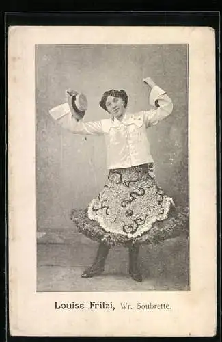 AK Musikerin Louise Fritzi im bunten Kleid mit Bluse und Hut