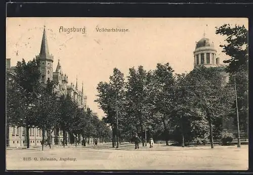 AK Augsburg, Volkhartstrasse mit Passanten