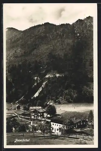 AK Josefstal, Ortsansicht mit Berghang