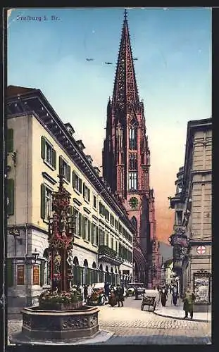 AK Freiburg i. Br., Strassenpartie mit Autos und Passanten