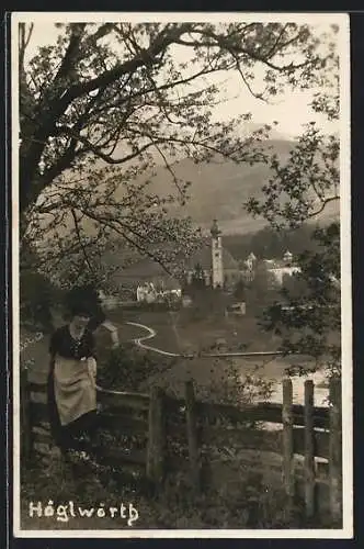 AK Höglwörth, Ortsansicht mit junger Frau auf Zaun