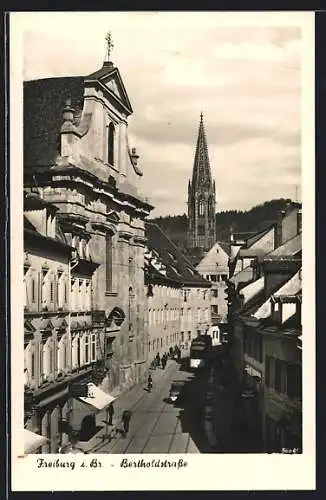 AK Freiburg i. Br., Bertholdstrasse mit Kirche und Strassenbahn aus der Vogelschau
