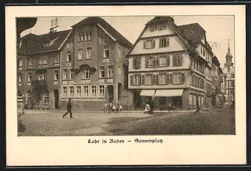 AK Lahr in Baden, der Sonnenplatz mit Passanten