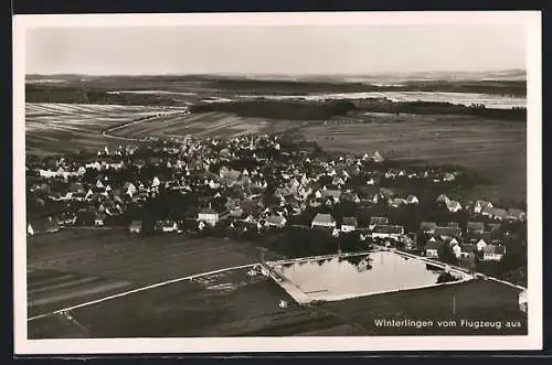 AK Winterlingen, Totalansicht mit Feldern und Teich vom Flugzeug aus