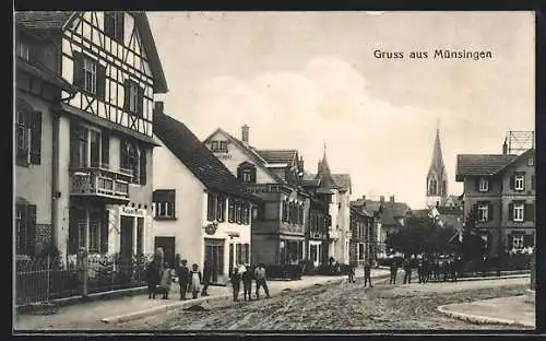 AK Münsingen, Strassenpartie mit Geschäften und Kirche