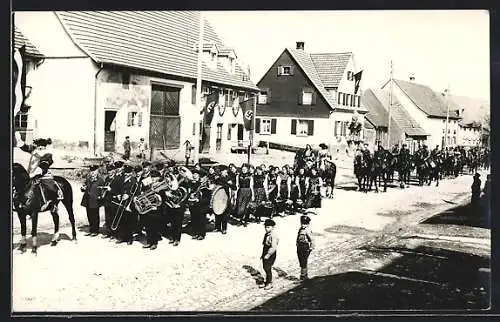 Foto-AK Hüfingen, Parade, Kapelle, Frauen in Tracht, Pimpfe der HJ, n