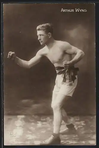 AK Boxer Arthur Wyns in Kampfpose, Nackter Jüngling