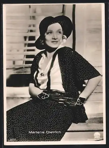 AK Schauspielerin Marlene Dietrich mit Hut und Handschuhen