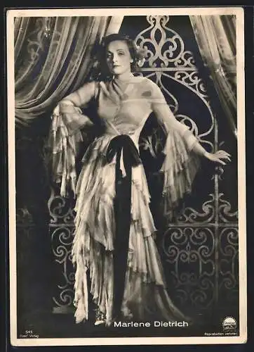 AK Schauspielerin Marlene Dietrich im Kleid