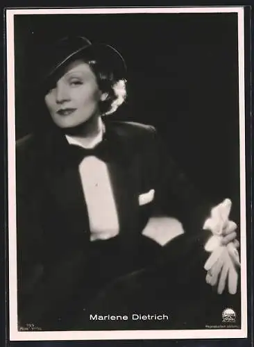 Foto-AK Portrait Schauspielerin Marlene Dietrich im Anzug