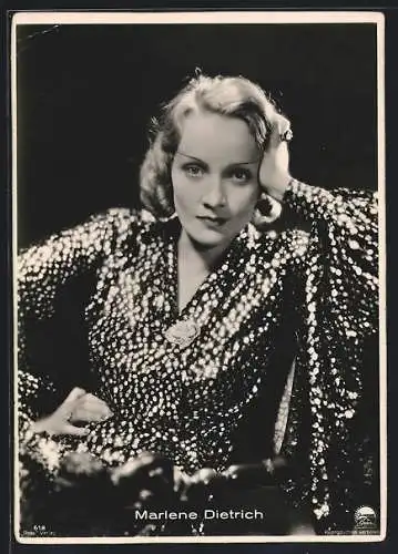 AK Schauspielerin Marlene Dietrich im glitzernden Kostüm