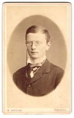 Fotografie W. Hornung, Tübingen, Uhlandstr. 11, Th. Behrens im schwarzen Anzug mit Zwicker und Fliege