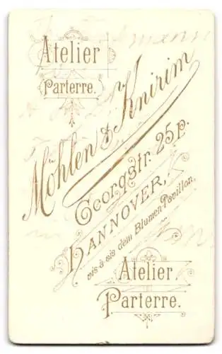 Fotografie Möhlen & Knirim, Hannover, Georgstr. 25, Th. Beckmann im Anzug mit Zierfliege und Seitenscheitel