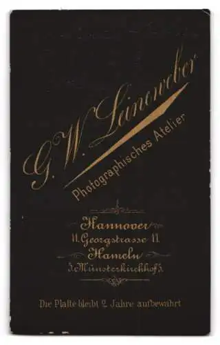 Fotografie G. W. Leineweber, Hannover, Georgstr. 11, H. Philipsen im Anzug mit Anstecknadel und Schnurrbart