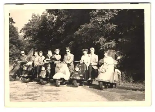 Fotografie Jugendliche Gruppe mit Motorrad Heinkel Tourist samt Windschild