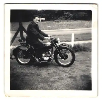 Fotografie junger Mann auf Douglas Motorrad mit Kennzeichen LLE420
