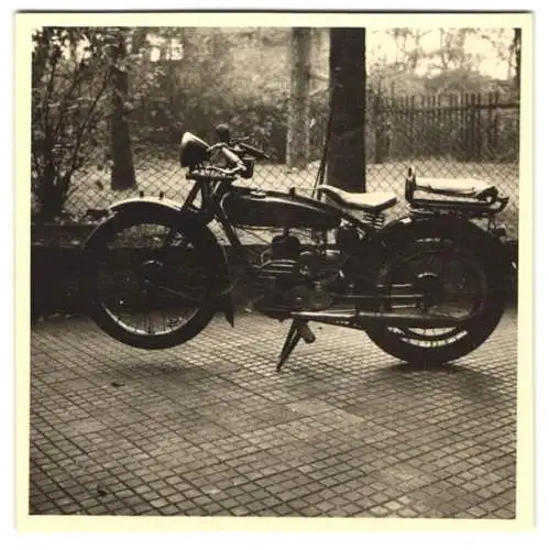 Fotografie Wegert, Berlin, Motorrad DKW mit gefedertem Sitz und Sozius Sitz