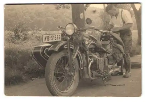 Fotografie Mann wechselt Reifen seines BMW Motorrad am Strassenrand, Kennzeichen IVB-51886, mit Beiwagen