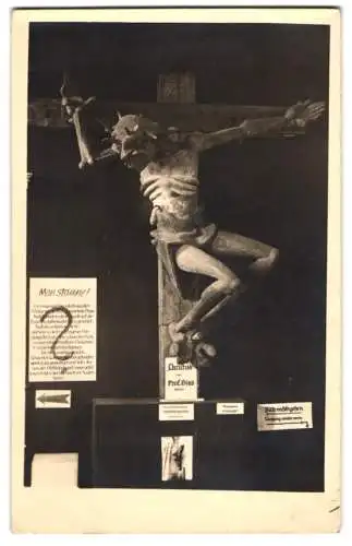 Fotografie Erich Andres, Christus von Prof. Gies auf der Ausstellung Entartete Kunst München 1937, Post Mortem