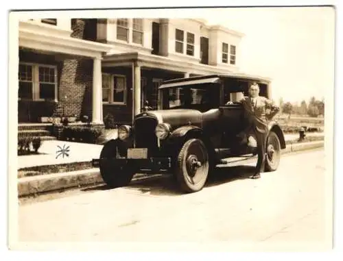 Fotografie Auto Fiat 501 mit Kennzeichen EI9436, N.J. 1926, in Philadelphia 1928 am Haus Hällwarth