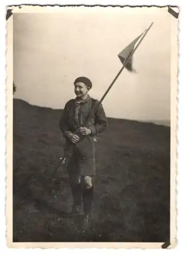 Fotografie junger Mann als Pfadfinder / Wandervogel in Uniform mit Wimpel