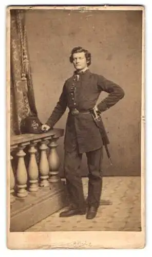 Fotografie J. Brill, Ort unbekannt, Konföderations Soldat in Uniform Brass Civil War Buckle Rgt. 20, Bürgerkrieg