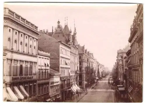 Fotografie F. Albert, Berlin, Ansicht Berlin, Blick in die Behrenstrasse 26a mit Bankgeschäft, Trockenstempel