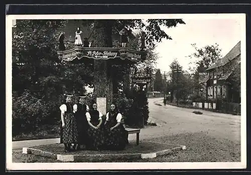 AK St. Märgen /Schwarzwald, Dorflinde mit Wegweiser, Einheimische Frauen in Tracht