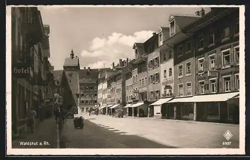 AK Waldshut a. Rh., Strassenpartie mit Hotel