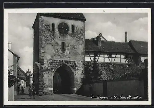 AK Endingen a. K., Stadttor mit Strasse und Passantinnen