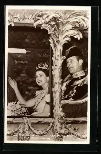 AK Königin Elizabeth II. von England mit dem Herzog von Edinburgh in der Staatskarosse