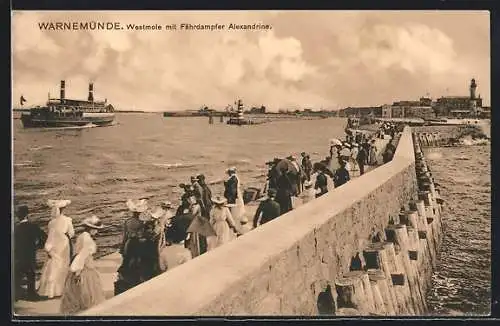 AK Warnemünde, Westmole mit Fährdampfer Alexandrine und Spaziergängern