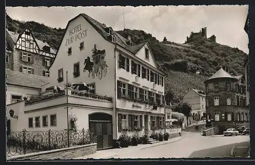 AK Bernkastel-Kues, Strassenpartie mit Hotel zur Post und Burg Landshut