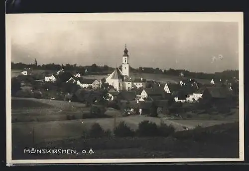 AK Münzkirchen /O. Ö., Ortsansicht mit Kirche im Sonnenschein