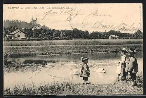 AK Judendorf-Strassengel, Uferpartie mit spielenden Kindern und Blick zum Ort