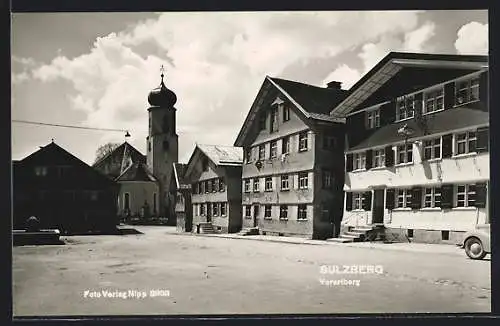 AK Sulzberg / Vorarlberg, Ortspartie mit Brunnen und Kirche