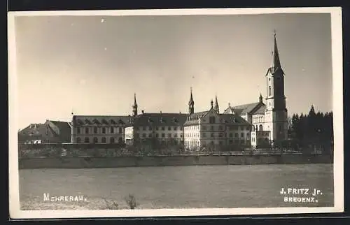 AK Mehrerau, Blick über das Wasser auf einen Prunkbau