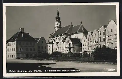 AK Schärding am Inn, Stadtplatz mit Stadtpfarrkirche und Springbrunnen