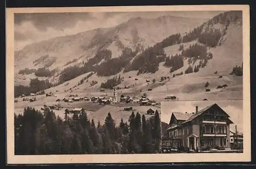 AK Riezlern, Gasthaus zum Engel G. Fritz, Gesamtansicht mit Fellhorn